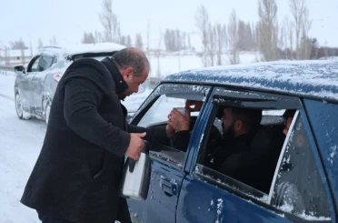 Bünyan Belediyesi kar mesaisindekilerin içini ısıttı 