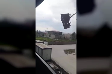 Burası Amerika değil Diyarbakır: Şiddetli fırtına evin çatısını uçurdu 