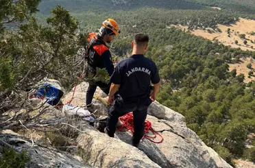 Burdur’da 3 gündür sarp arazide mahsur kalan 6 küçükbaş hayvan ekipler tarafından kurtarıldı
