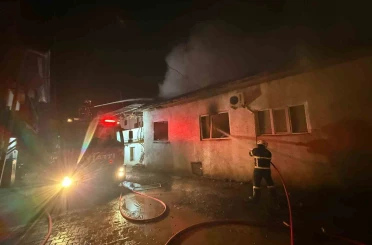 Burdur’da çıkan yangında ev küle döndü, 5 kişi kurtuldu 