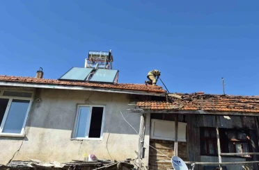 Burdur’da çıkan yangında ev ve ahır zarar gördü 