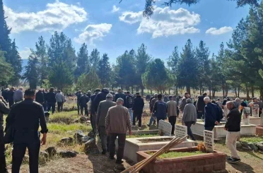 Burdur’da çıkan yangında hayatını kaybeden yaşlı çift toprağa verildi 