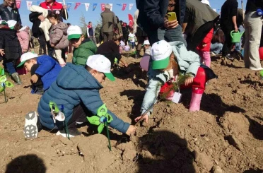 Burdur’da "Geleceğe nefes insanlığa nefes" diyerek 13 bin fidan toprakla buluşturuldu 