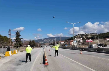 Burdur’da helikopter destekli trafik denetimi: 125 araç ve sürücüsü kontrol edildi 