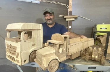 Burdur’da hobi olarak başladığı ahşap ustalığına belediyenin atölyesinde devam ediyor 