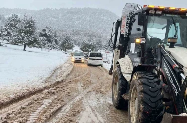 Burdur’da karda mahsur kalanlar kurtarıldı 