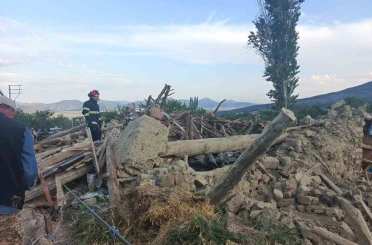 Burdur’da kerpiç ev çöktü: 2 kişi yaralandı, enkaz altındaki büyükbaş hayvan kurtarıldı 