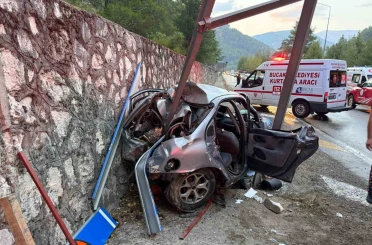 Burdur’da otomobil yol kenarındaki levhaya çarptı: 3 yaralı