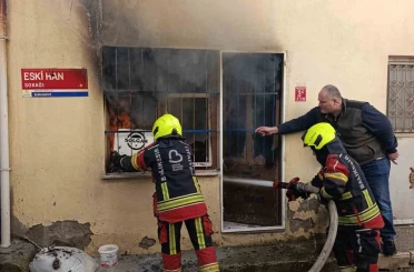 Burhaniye de baharatçı dükkanı yandı 