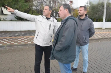 Burhaniye de çöken kanalizasyon borusu yol kapattırdı 