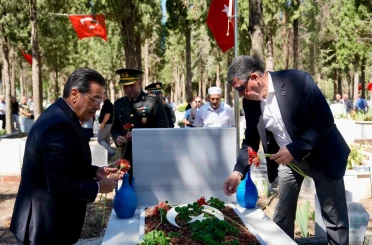 Burhaniye de Şehitlikler ziyaret edildi 