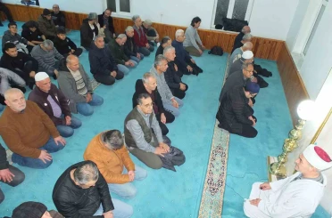 Burhaniye’de ilk teravih de camiler doldu 