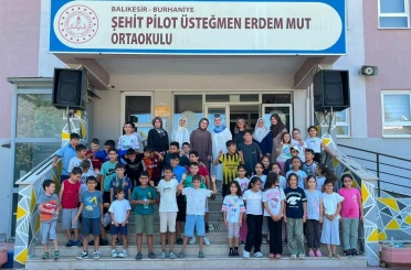 Burhaniye’de kadın muhtar öğrencilere ikramlarda bulundu 