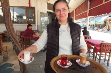 Burhaniye’de kahvehanelerde çay yerine süt içiliyor 