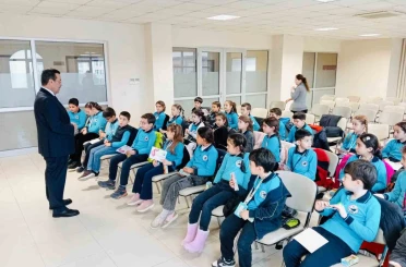 Burhaniye’de Kaymakam Atilla, küçük öğrencileri ağırladı 