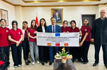 Burhaniye’de öğrenci proje ekibi Kaymakam Atilla’yı ziyaret etti 