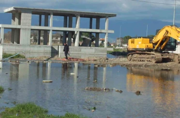 Burhaniye’de pis koku yol değiştirtti 