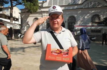 Burhaniye’de Polis şapkalı seyyar satıcı ilgi odağı oldu 