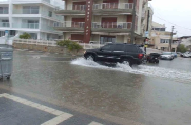 Burhaniye’de sağanak yağış yolları göle çevirdi, bazı evlerin bodrumlarını su bastı 