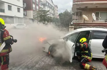 Burhaniye’de seyir halindeki araç alev alev yandı
