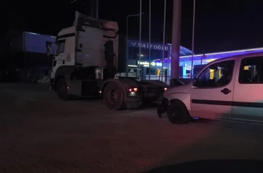 Bursa’da hafif ticari araç tırla çarpıştı: 2 yaralı