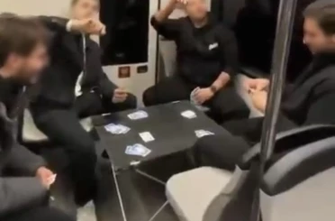 Bursa metrosunda şaşırtan görüntü: Gençler masa kurup oyun oynadı 