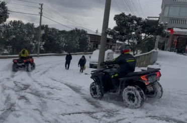 Bursa yeni yılın ilk günü beyazlara büründü...İşe ATV araçları ile gittiler 
