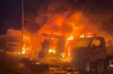 Bursa’da 3 kamyon ve 1 tır alev alev yandı, ortalık savaş alanına döndü 