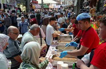 Bursa’da 30 yıllık gelenek...Tuzpazarı esnafı 5 bin kişiye aşure ikram etti 