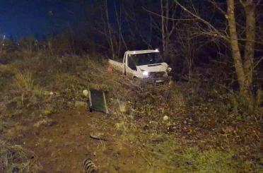 Bursa’da akıl almaz trafik kazası: Demir bariyerler araçların üzerine düştü 