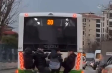 Bursa’da belediye otobüsünde tehlikeli yolculuk 