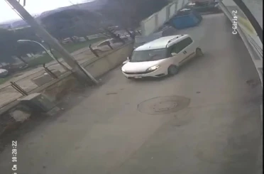 Bursa’da çatı ve prefabrik evler böyle uçtu, ağaçlar kırıldı 