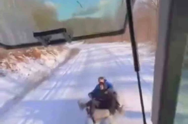 Bursa’da çocuklar traktöre bağlanan lastiklerle karın keyfini çıkardı 