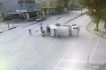 Bursa’da çöp kamyonu refüje girdikten sonra takla attı: Kaza anı kamerada 