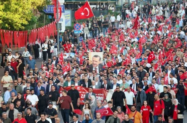 Bursa’da ’Demokrasi ve Bayrak Yürüyüşü’ 