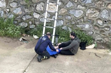 Bursa’da dereye düşen adamı ekipler kurtardı 