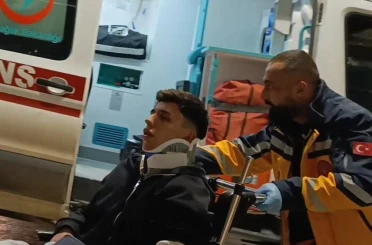 Bursa’da direksiyon hakimiyetini kaybeden sürücü direğe çarptı 