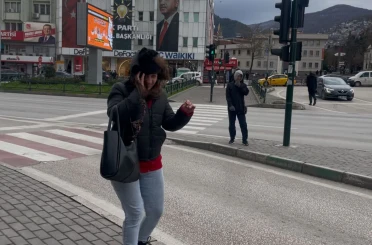 Bursa’da fırtına uçurdu...Yolda yürümekte güçlük çektiler 