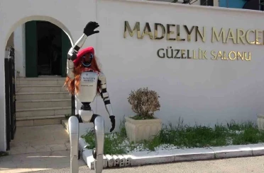 Bursa’da güzellik merkezine robot işçi mesaiye başladı 