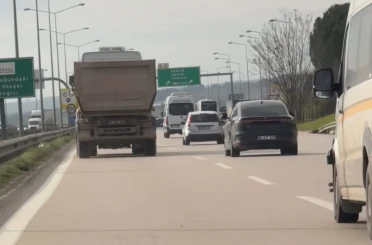 Bursa’da hafriyat kamyonu tehlike saçtı 