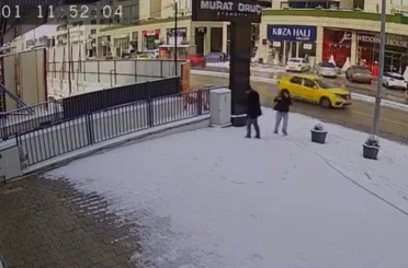 Bursa’da karla kaplanan kaldırımda kalp çizdiler, güvenlik kamerasını izleyenlerin içi ısındı 