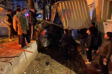 Bursa’da kontrolden çıkan araç apartmanın bahçesine savruldu 
