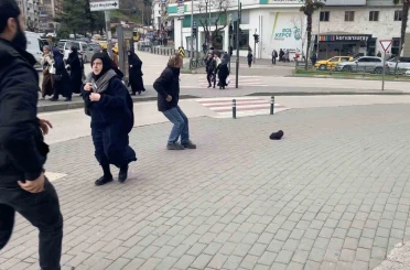 Bursa’da kuvvetli rüzgâr etkisini artırdı 