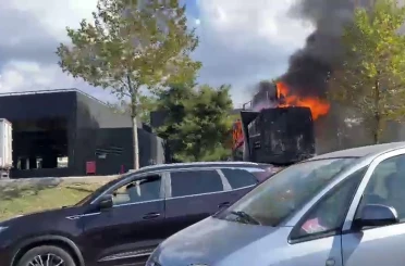 Bursa’da midye satışı yapılan kamyonet alev alev yandı 