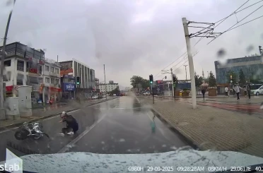 Bursa’da motosikletli yağışlı havada drift attı, yere kapaklandı 