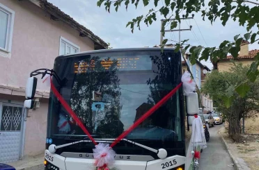 Bursa’da otobüs gelin arabası gibi süslendi 