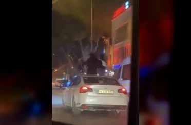 Bursa’da otomobilin tavanına oturdular : 25 bin TL ceza kesildi 