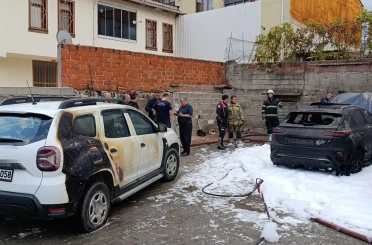 Bursa’da park halindeki otomobil alev alev yandı, yangın iki araca sıçradı 