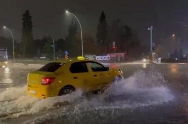 Bursa’da sağanak sonrası rögarlar taştı, cadde göle döndü 