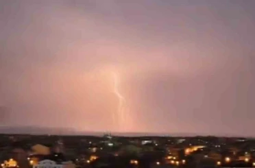 Bursa’da şimşekler geceyi gündüze çevirdi